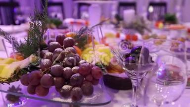 餐厅宴会桌上的水果和食物，宴会桌上的菠萝和一束葡萄